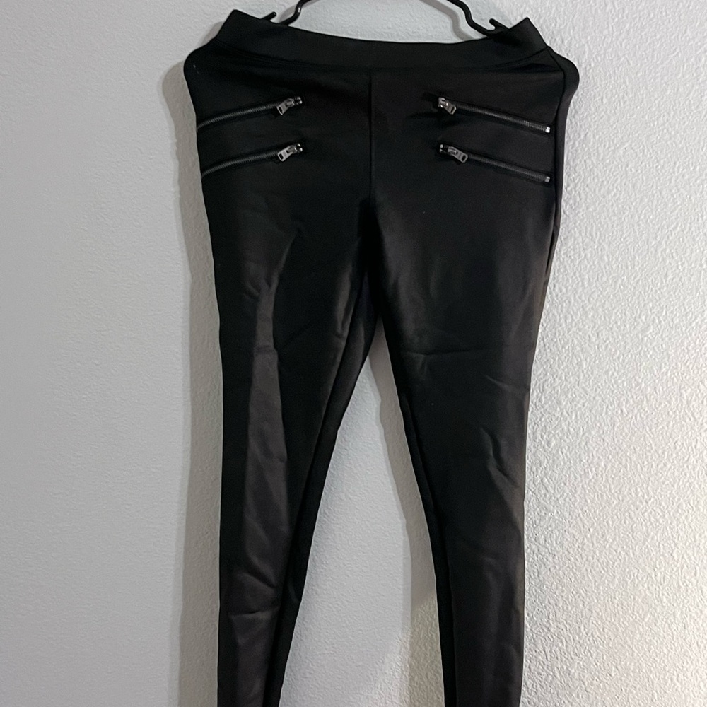 Black zippered leggings (women’s x-small)